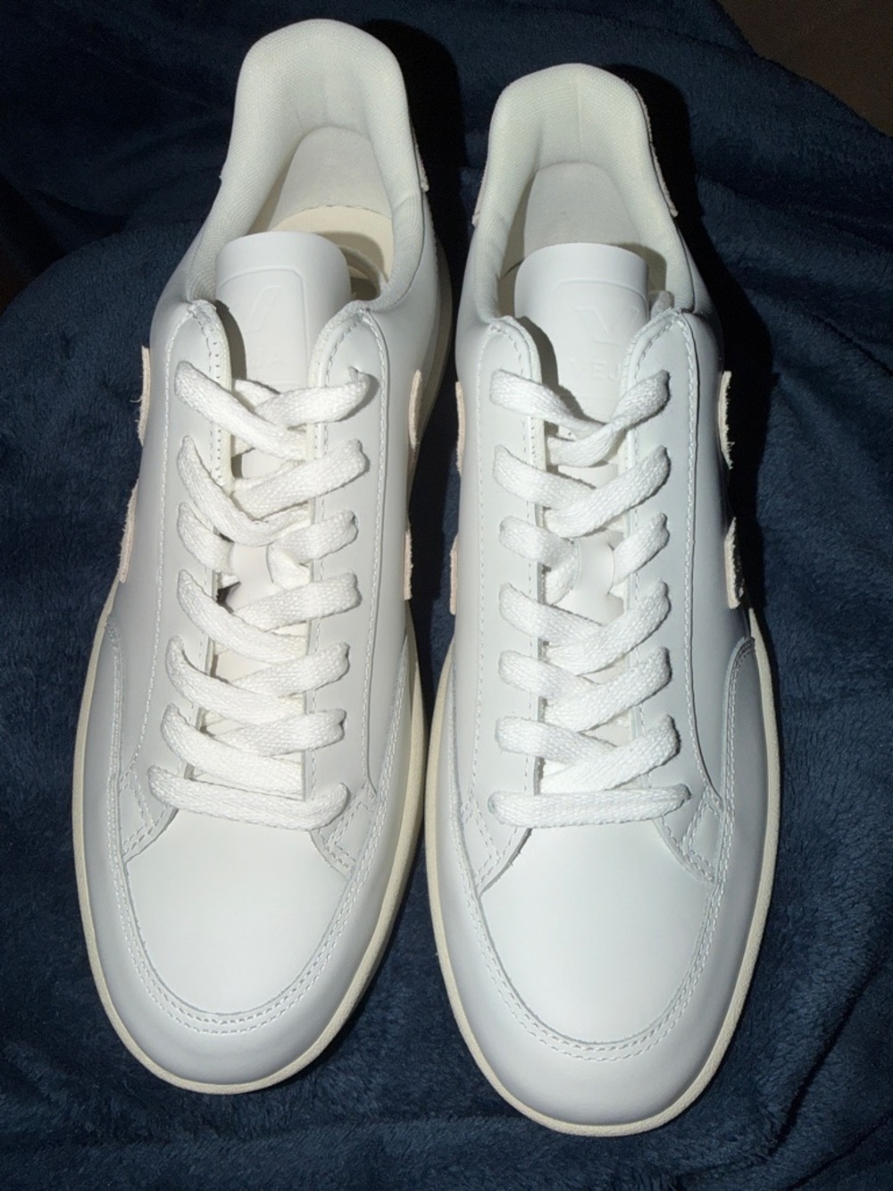 Veja White Sneakers V-12 Leather
sz 41 - Picture 7 of 14